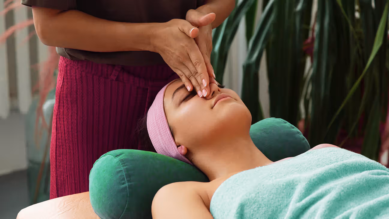 Aroma therapy massage treatment in Patna beauty studio